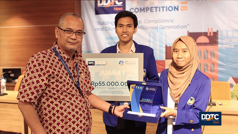 Managing Partner DDTC Darussalam memberikan hadiah kepada juara I DDTCNews Tax Competition 2018. Juara I mendapatkan hadiah senilai Rp55 juta, berupa uang tunai Rp5 juta dan beasiswa mengikuti International Taxation Conference 2018 di India senilai Rp50 juta. 