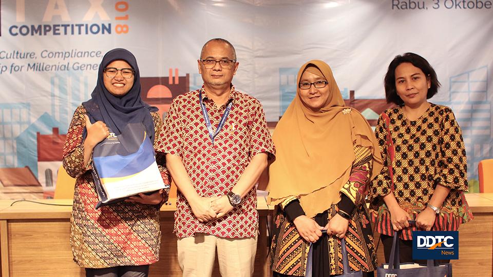 Managing Partner DDTC Darussalam berfoto bersama dengan para dosen pendamping yang turut hadir dalam DDTCNews Tax Competition 2018. DDTC membagikan sejumlah buku agar biasa menjadi referensi pajak di masing-masing perguruan tinggi.