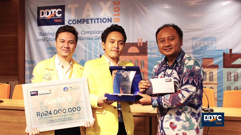 Partner Research and Traning Service DDTC B. Bawono Kristiaji memberikan hadiah kepada juara II DDTCNews Tax Competition 2018. Juara II mendapatkan hadiah senilai Rp 24 juta (uang tunai Rp4 juta dan seminar dan training gratis di DDTC Academy senilai Rp20 juta). 