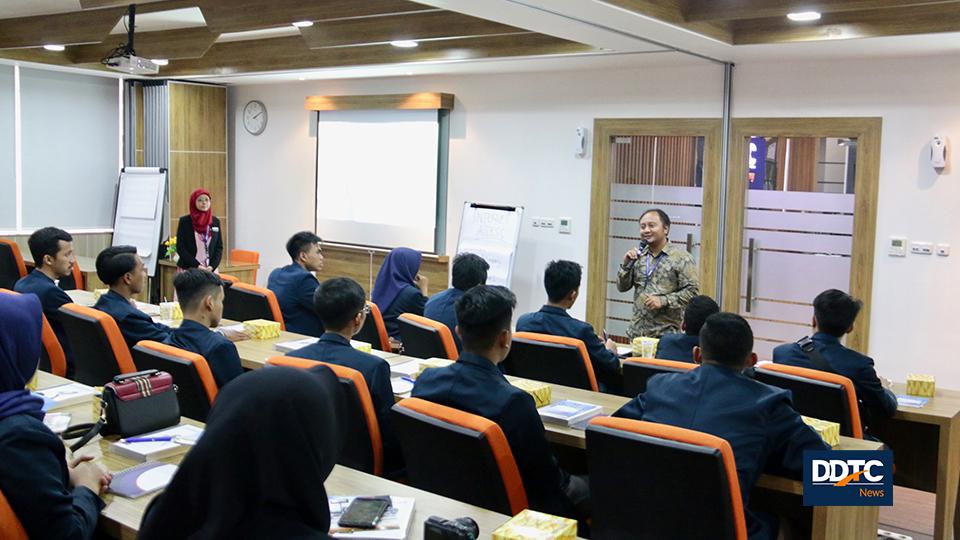 Partner of Tax Research & Training Services DDTC B. Bawono Kristiaji menyambut kedatangan para mahasiswa yang tergabung dalam Himpunan Mahasiswa Perpajakan Vokasi Universitas Brawijaya di Menara DDTC.