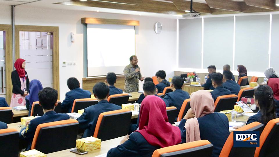 Partner of Tax Research & Training Services DDTC B. Bawono Kristiaji memberi pemaparan terkait DDTC. Dia pun menjelaskan pendidikan pajak sangat dinamis sehingga penggalian pengetahuan harus senantiasa dilakukan. 