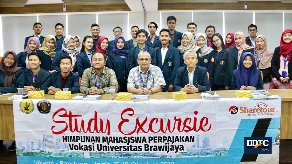 Managing Partner DDTC Darussalam berfoto bersama mahasiswa yang tergabung dalam Himpunan Mahasiswa Perpajakan Vokasi Universitas Brawijaya. 