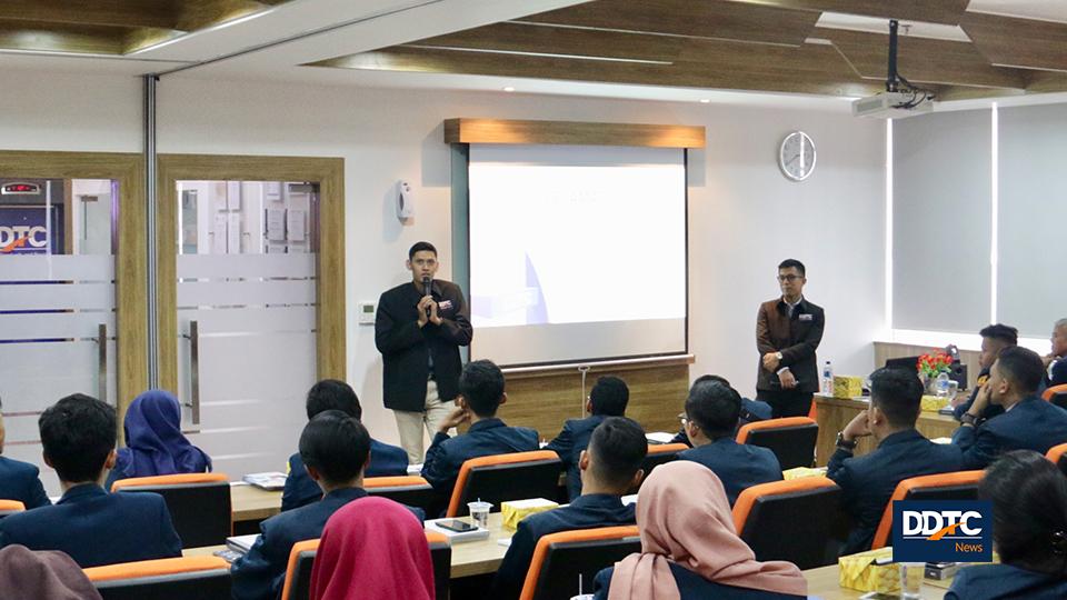 Pemaparan kesan kerja dan magang di DDTC oleh Staf DDTC Compliance and Litigation Services Ganesha Al Hakim Kuncoro dan Staf DDTC Transfer Pricing Services Ryan Permana Ginting.