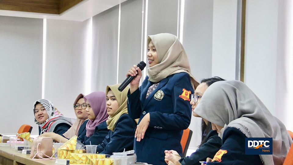 Salah satu mahasiswa pajak Universitas Brawijaya bertanya terkait pemaparan materi ‘Profesi Pajak di Masa Mendatang dan RUU Konsultan Pajak’.