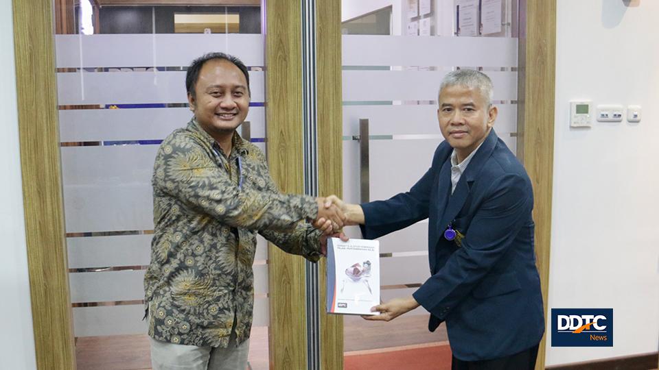 Partner of Tax Research & Training Services DDTC B. Bawono Kristiaji memberikan buku ‘Konsep dan Studi Komparasi Pajak Pertambahan Nilai’ kepada pendamping mahasiswa pajak Vokasi Universitas Brawijaya, Sukirman.