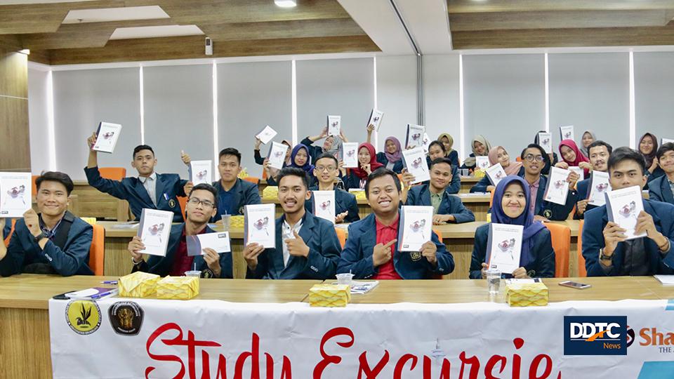 Seluruh mahasiswa pajak Vokasi Universitas Brawijaya mendapatkan buku ‘Konsep dan Studi Komparasi Pajak Pertambahan Nilai’ yang baru diterbitkan oleh DDTC.