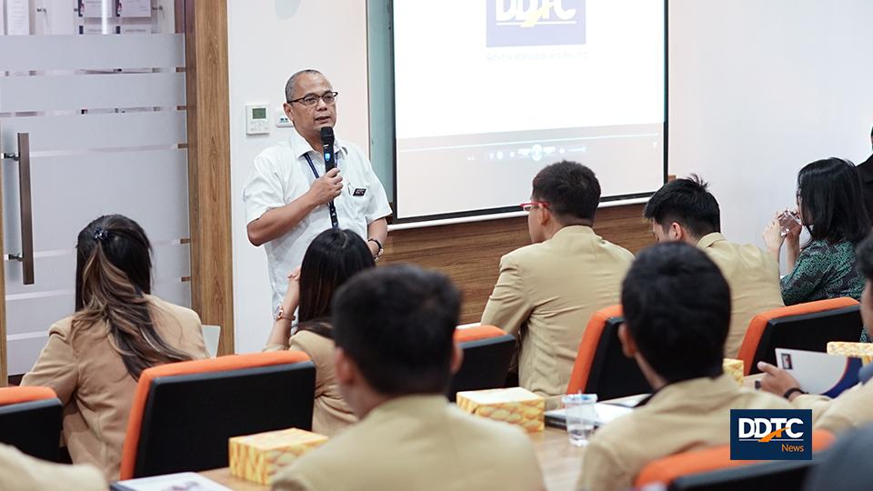 Managing Partner DDTC Darussalam memberikan sambutan pembuka dalam acara kunjungan mahasiswa dan dosen Administrasi Bisnis Universitas Katolik Parahyangan (Unpar) di Menara DDTC.