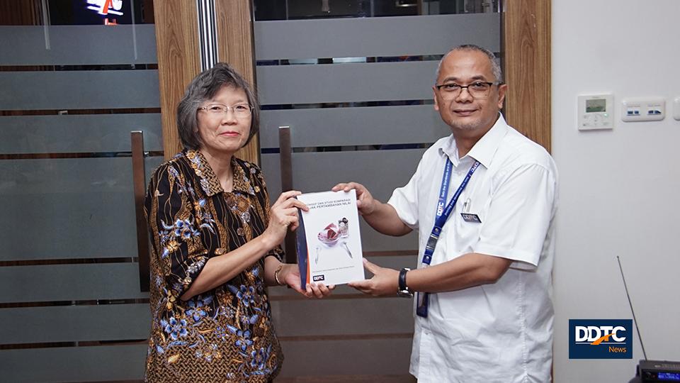 Penyerahan secara simbolis buku ‘Konsep dan Studi Komparasi Pajak Pertambahan Nilai’ yang diterbitkan oleh DDTC.