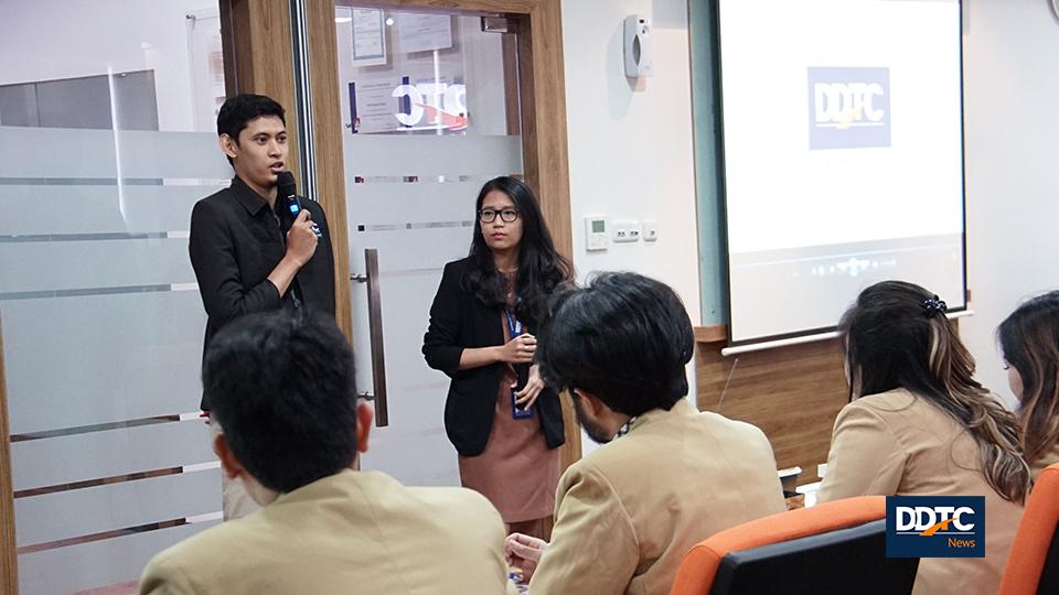 Profesional DDTC Ganesha Al Hakim dan Verawaty memberi pemaparan kesan seputar proses magang hingga menjadi karyawan tetap di DDTC.