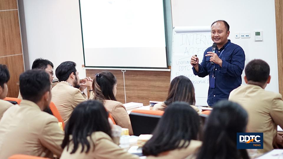 Partner of Tax Research & Training Services DDTC B. Bawono Kristiaji melanjutkan acara dengan pemaparan materi "Taxing the Digital Economy: Domestic & Cross-border Perspectives" kepada para peserta yang hadir.