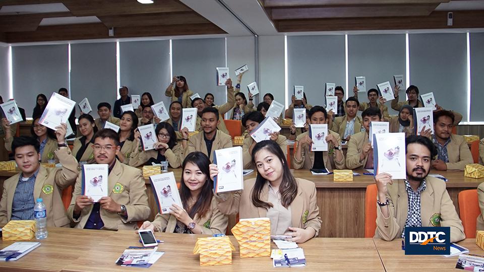 Seluruh mahasiswa Unpar mendapatkan buku  ‘Konsep dan Studi Komparasi Pajak Pertambahan Nilai’ yang diterbitkan oleh DDTC.