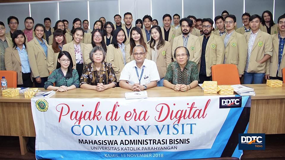 Managing Partner DDTC Darussalam berfoto bersama dosen dan mahasiswa Administrasi Bisnis Unpar.