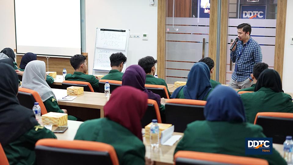 Partner of Transfer Pricing Services DDTC, Romi Irawan memberikan sambutan pembuka dalam acara kunjungan mahasiswa dan dosen Universitas Muhammadiyah Prof. Dr. HAMKA (Uhamka) di Menara DDTC.