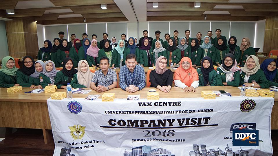 Foto bersama para mahasiswa dan dosen besama para specialist DDTC dan Partner of Transfer Pricing DDTC, Romi Irawan.