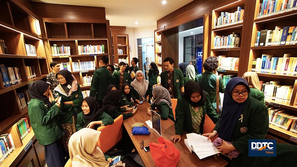 Acara selanjutnya adalah company tour ke salah satu divisi di DDTC dan juga mengunjungi perpustakaan DDTC