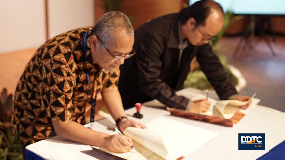 Sesi selanjutnya adalah penandatanganan dokumen Nota Kesepahaman (MoU) yang dilakukan oleh Managing Partner DDTC, Darussalam dan Dosen Progam Studi DIII Perpajakan UMMI, Ismet Ismatullah.