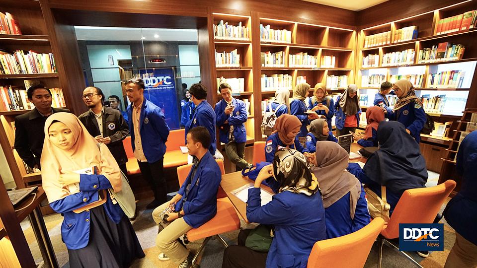 Setelah acara kuliah umum selesai, para peserta diajak untuk melakukan company tour ke salah satu divisi di DDTC dan juga mengunjungi perpustakaan DDTC.