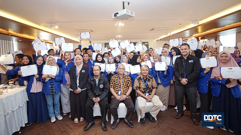 Managing Partner DDTC, Darussalam dan Partner Tax Research & Training Services DDTC, B. Bawono Kristiaji berfoto bersama dosen dan mahasiswa Ummi.