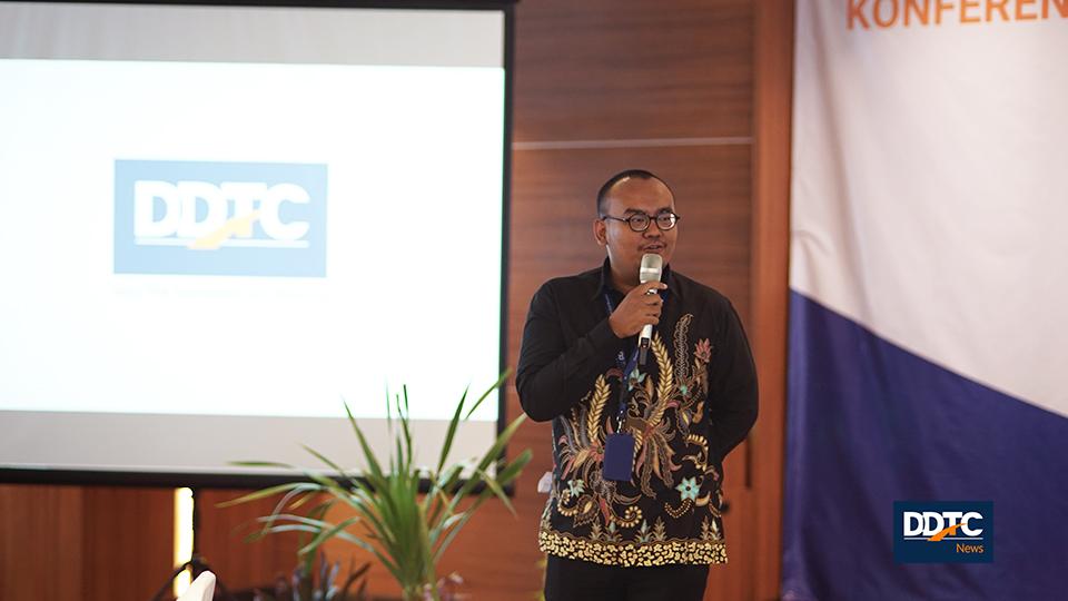 Siang tadi, DDTC Fiscal Research mengadakan Konferensi Pers dengan tema Outlook dan Tantangan Sektor Pajak 2019. Acara ini berlangsung di DDTC Hall, Menara DDTC. Acara dibuka oleh Editor DDTCNews, Kurniawan Agung Wicaksono  sebagai moderator.