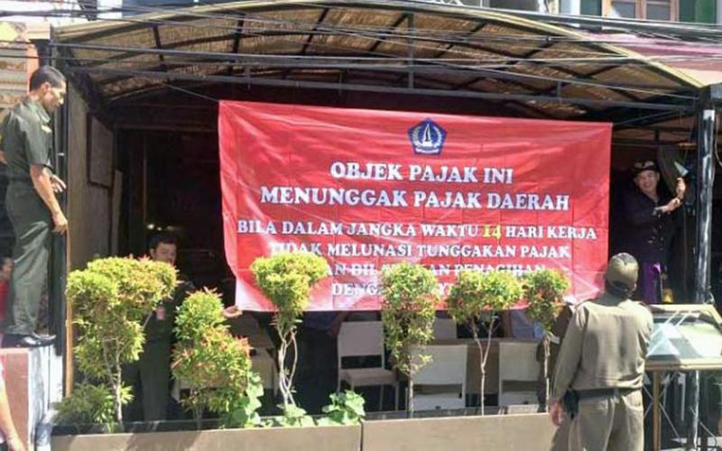 Spanduk 'Menunggak Pajak Daerah' Dipasang di 2 Tempat Usaha Ini