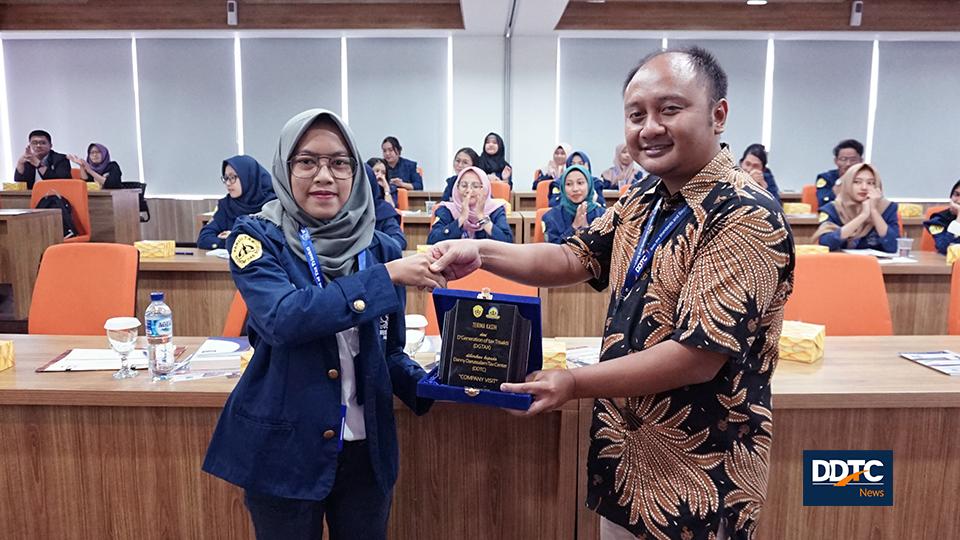 Pemberian plakat dari mahasiswa Fakultas Ekonomi dan Bisnis Universitas Trisakti.