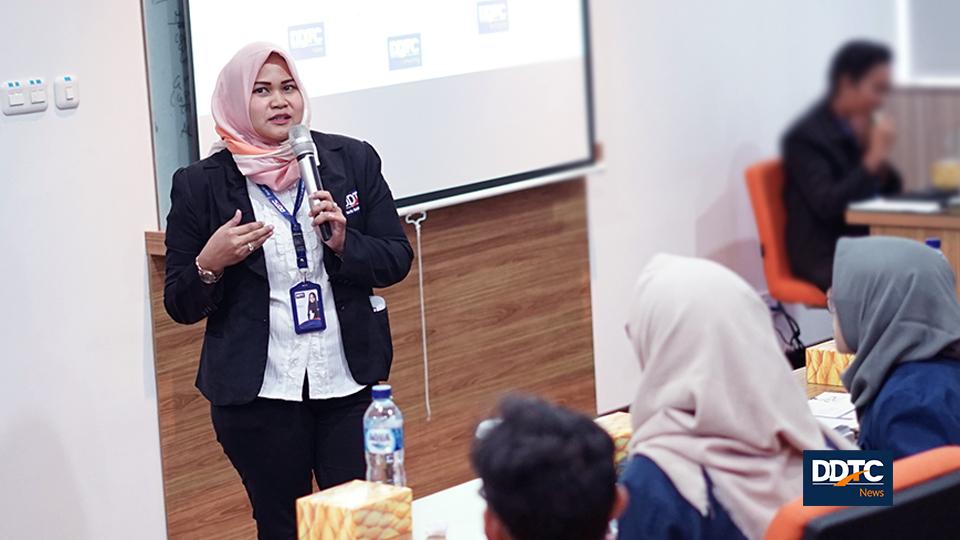 Pemaparan company profile oleh HRD DDTC Rika Aryani. Dia juga memaparkan peluang bagi mahasiswa yang ingin menjalani program magang di DDTC.