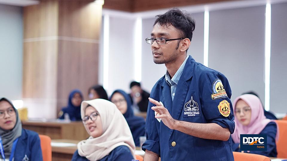 Seorang mahasiswa bersemangat menanyakan topik pemajakan e-commerce. Apalagi, regulasi Peraturan Menteri Keuangan No.210/PMK.010/2018 mulai berlaku 1 April 2019.