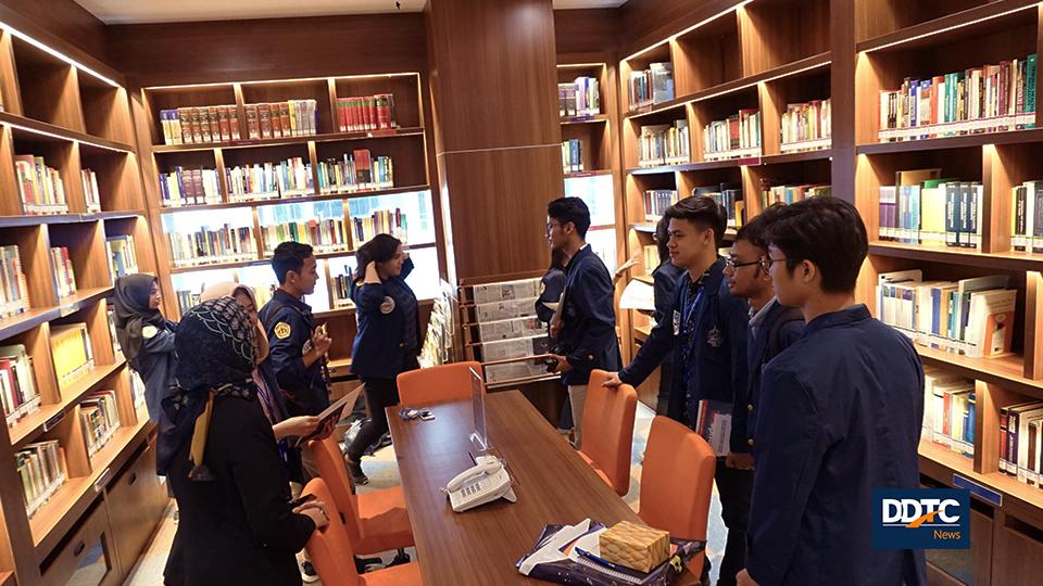 Mahasiswa mengunjungi DDTC Library yang memiliki koleksi 2.700 buku dan jurnal terkait dengan pajak. DDTC selalu terbuka bagi pihak perguruan tinggi dan himpunan mahasiswa manapun yang ingin mengunjungi DDTC. Kirimkan permohonan melalui surat elektronik: service@ddtc.co.id. 