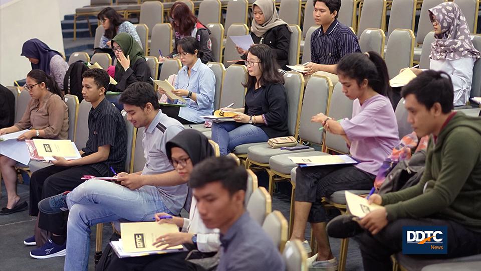 Mahasiswa peserta Open Recruitment DDTC bersiap mengikuti seleksi tertulis. 