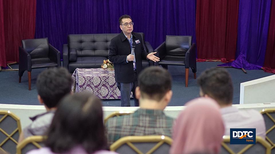 Senior Partner DDTC Danny Septriadi membuka kuliah umum sekaligus memberikan motivasi kepada para mahasiswa. 