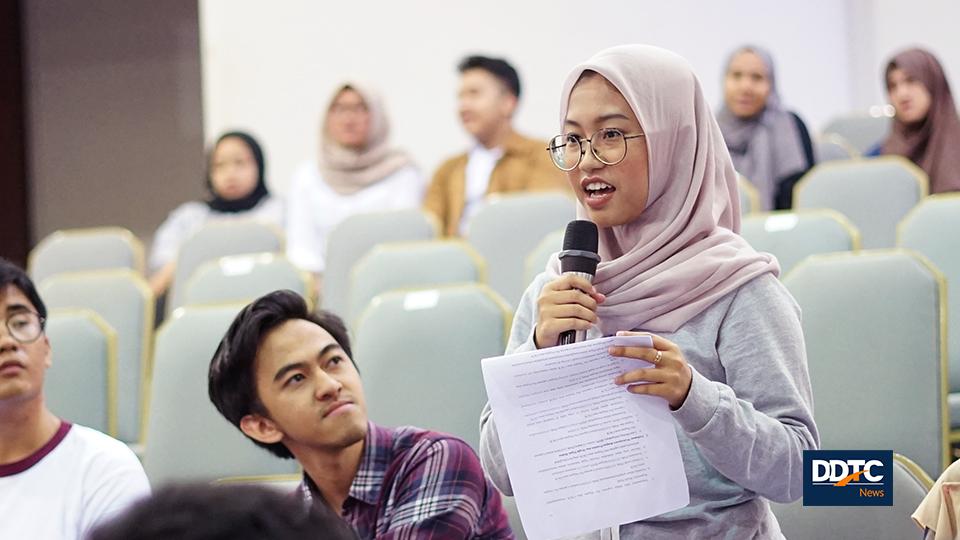 Seorang mahasiswa antusias mengajukan pertanyaan saat kuliah umum.