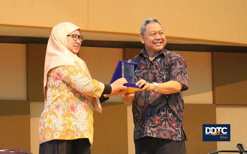 Narasumber Dwi Martani menerima plakat dari Rektor Unpam Dadat Hidayat.