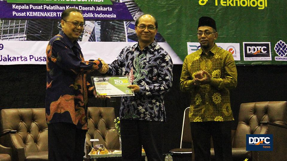 Pemberian plakat oleh Rektor Institut STIAMI Panji Hendrarso kepada Direktur Bina Instruktur dan Tenaga Pelatihan Kemenaker Suhadi.