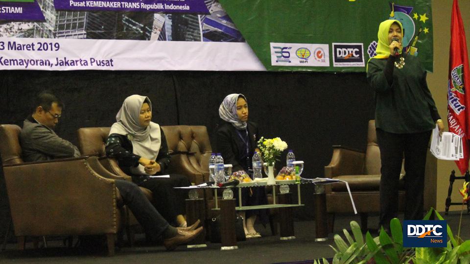 Pembukaan sesi diskusi oleh Moderator Euis Komalawati.