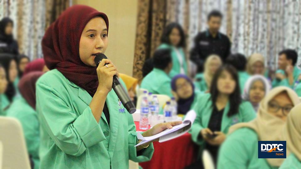 Penyampaian rumusan dan rekomendasi oleh LPPM Institut STIAMI oleh Resista Vikaliana kepada Direktur Program Vokasi Institut STIAMI Ardiansyah.