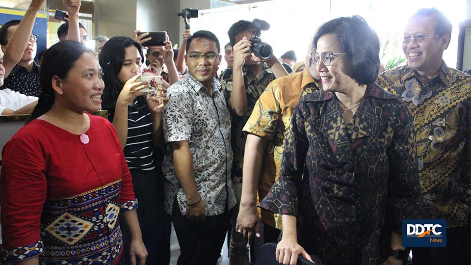 Menteri Keuangan Sri Mulyani berbincang dengan wajib pajak yang ada di KPP terkait pelayanan pajak. 