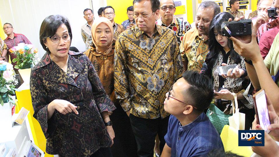 Menteri Keuangan Sri Mulyani berbincang dengan WP yang tengah memproses pelaporan SPT. 