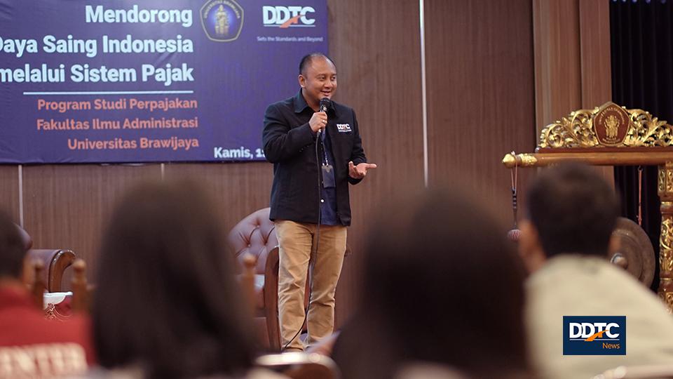 Partner DDTC Fiscal Research B Bawono Kristiaji memaparkan materi Kuliah Umum