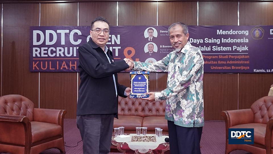 Penyerahan plakat sebagai simbol kegiatan yang terselenggara berkat kerja sama DDTC dan FIA UB