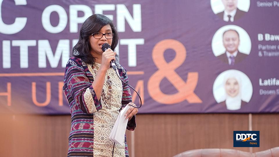 Salah satu dosen tetap Program Studi Perpajakan FIA UB Rosalita Rachma Agusti memoderatori Kuliah Umum