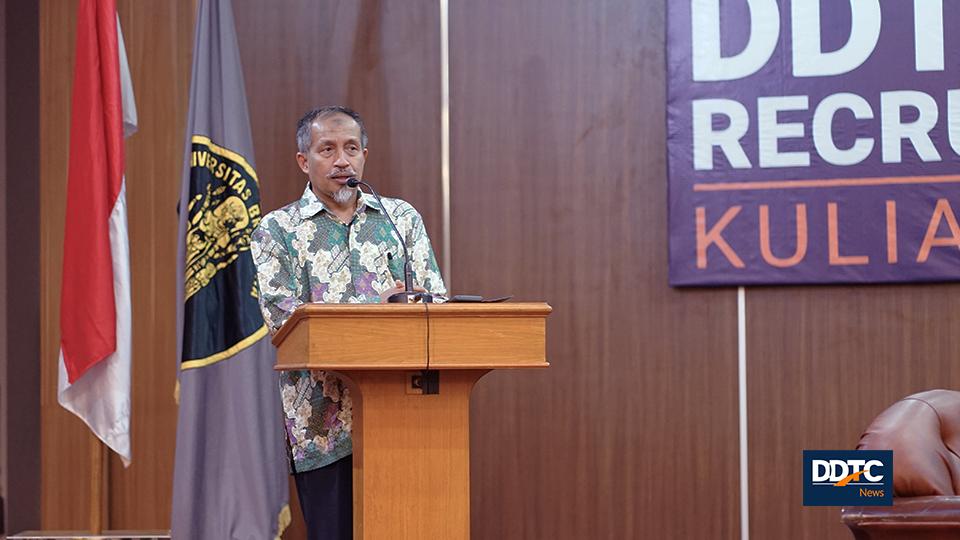 Wakil Dekan III/bidang Kemahasiswaan dan Alumni FIA UB Mohammad Rozikin memberikan sambutan