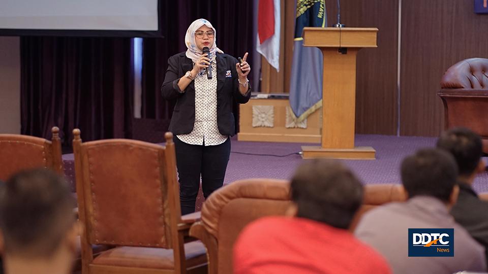 HR DDTC Rika Aryani menjelaskan ketentuan magang dan seleksi calon profesional di Fakultas Ilmu Administrasi Universitas Brawijaya (FIA UB), Malang pada Kamis (11/04/2019)