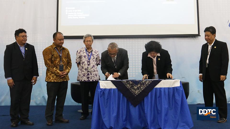 Prosesi penandatangan MoU antara Managing Partner DDTC Darussalam dengan Wakil Rektor Bidang Hubungan & Kerja Sama UMN Muliawati Siswanto. 