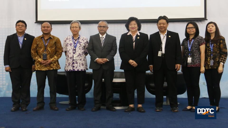 Berfoto bersama setelah penandatanganan MoU. 