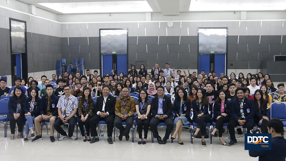 Sesi foto bersama antara narasumber dengan seluruh peserta kuliah umum.