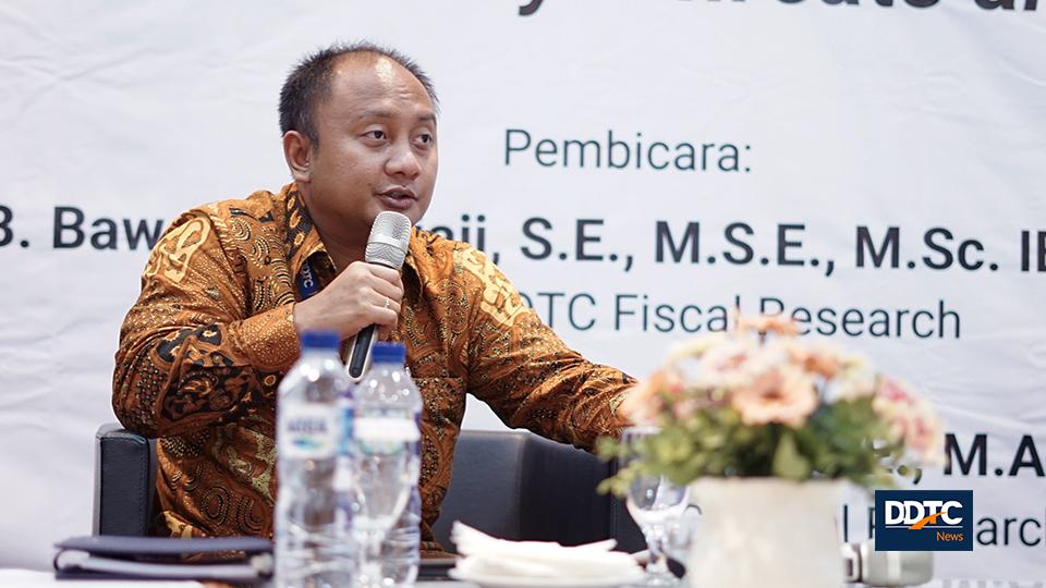 Kepala DDTC Fiscal Research Bawono Kristiaji menceritakan isi dari laporan kuartalan (triwulan III) yang diterbitkan oleh DDTC.