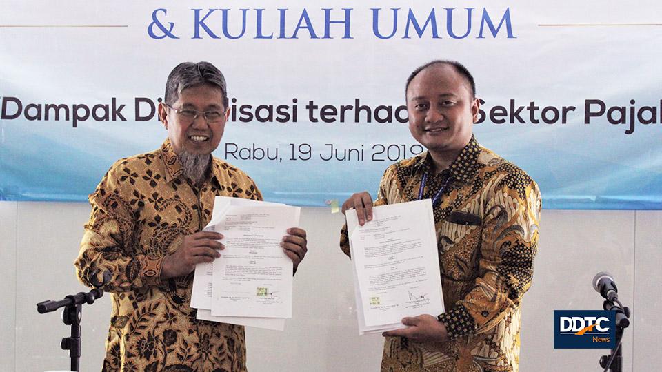 Wakil Rektor I IBI Kwik Kian Gie M. Budi Widiyo Iryanto dan Partner Research and Training Services DDTC B. Bawono Kristiaji berfoto bersama setelah menandatangani MoU. 