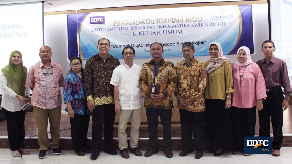 Sesi Foto bersama Partner Research and Training Services DDTC B. Bawono Kristiaji, staf pengajar, dan jajaran rektorat IBI Kwik Kian Gie setelah ditandatanganinya MoU.