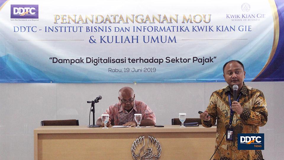 Partner Research and Training Services DDTC B. Bawono Kristiaji menyampaikan kuliah umum di terkait dampak digitalisasi terhadap sektor pajak.