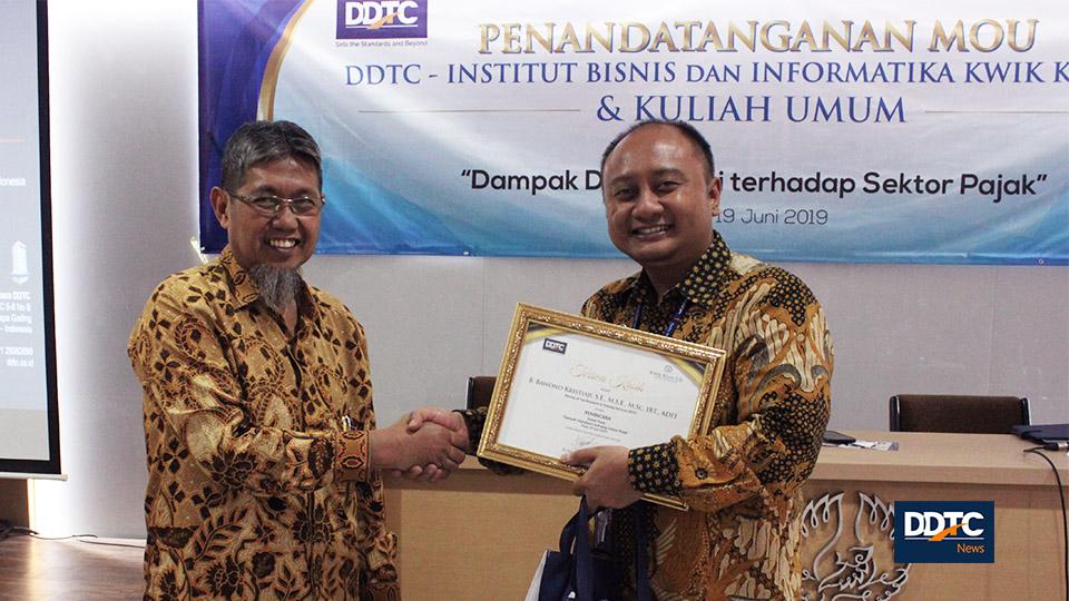 Pemberian piagam apresias dari Wakil Rektor I IBI Kwik Kian Gie M.  Budi Widiyo Iryanto kepada Partner Research and Traning Services DDTC B. Bawono Kristiaji.